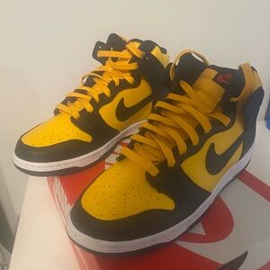 Nike Dunk Hi Retro Sneakers